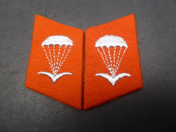NVA Paar Kragenspiegel - Fallschirmspringer / Fallschirmjäger