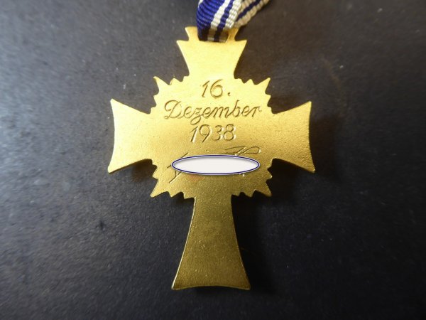 Mutterkreuz in Gold am Band im Etui mit Hersteller A. Rettenmaier Schwäb. Gmünd