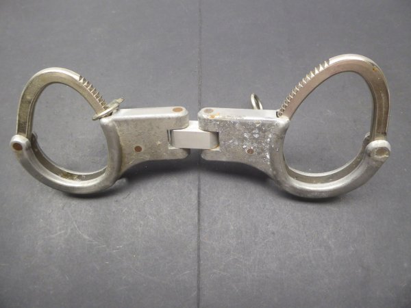 NVA Polizei MfS - Handschellen mit zwei Schlüssel, bezeichnet 88