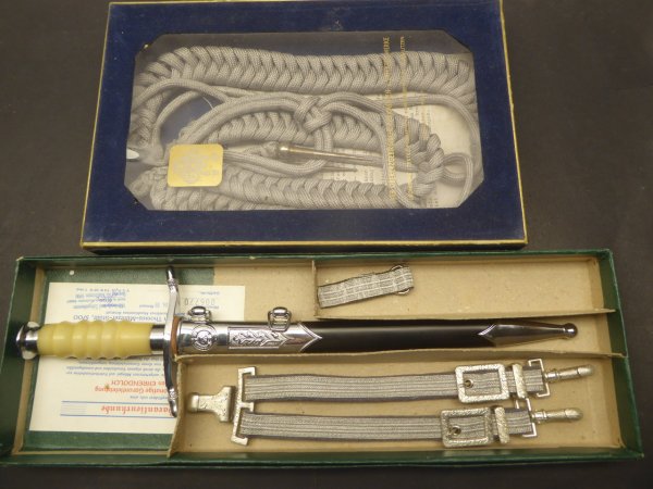 NVA dagger land forces / air forces in a box with the same number + guarantee certificate and parade safety cord in the box