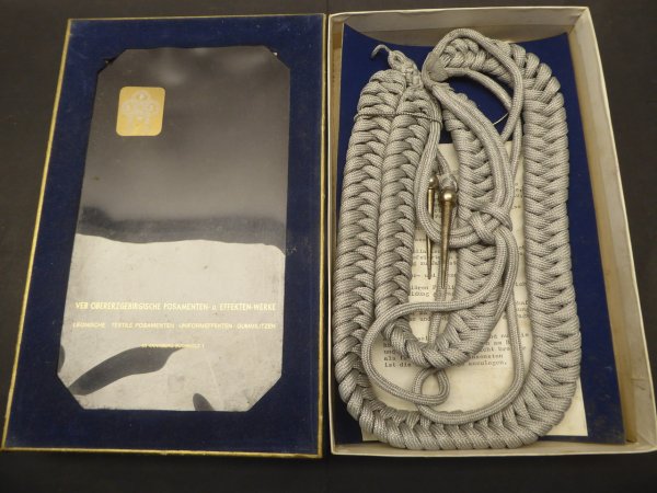 NVA dagger land forces / air forces in a box with the same number + guarantee certificate and parade safety cord in the box