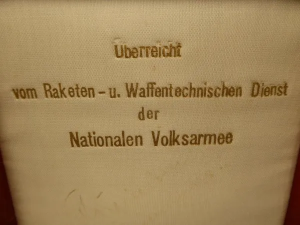 Plakette im Etui "Überreicht vom Raketen- u. Waffentechnischen Dienst der Nationalen Volksarmee"