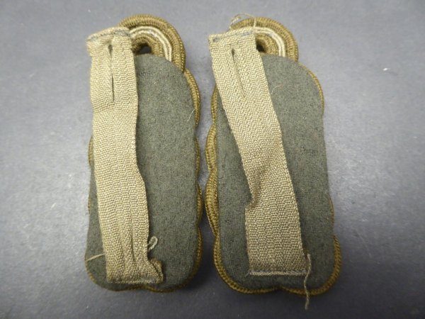 Zwei einzelne vierbogige Schulterstücke / Schulterklappen General Felddienstuniform