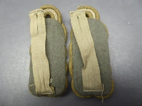 Two individual four-arch shoulder boards / shoulder boards general field service uniform