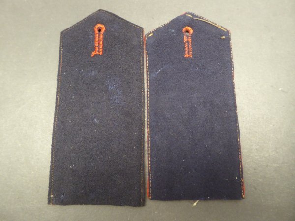 Two individual Prussian shoulder boards for teams in the Thuringian Infantry Regiment No. 72