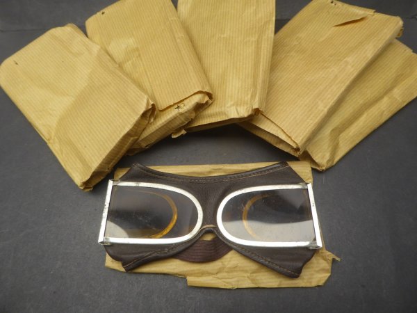 Fliegerbrille / Motorradbrille mit Wickelpapier aus Hortfund