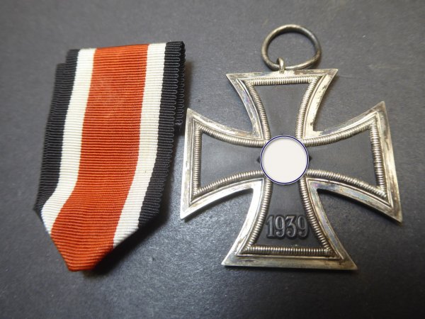 EK2 Iron Cross 2nd Class 1939 from the manufacturer 109 for Walter & Henlein on the assembly line