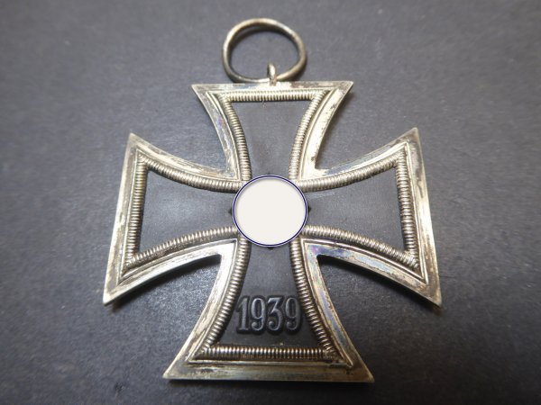 EK2 Iron Cross 2nd Class 1939 from the manufacturer 109 for Walter & Henlein on the assembly line