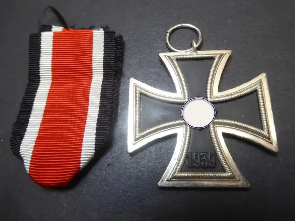 EK2 Iron Cross 2nd Class 1939 from the manufacturer 109 for Walter & Henlein on the assembly line