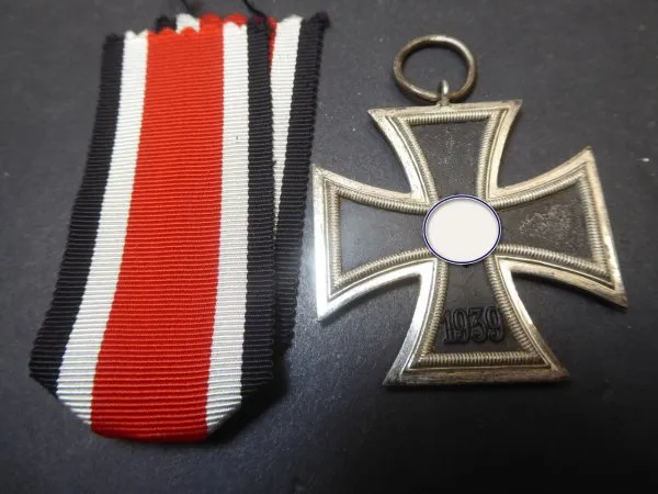 EK2 Iron Cross 2nd Class 1939 from the manufacturer Deumer L/11 on the assembly line