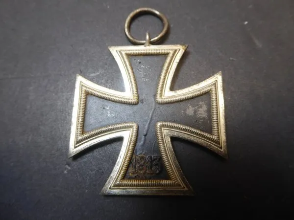 EK2 Iron Cross 2nd Class 1939 from the manufacturer Deumer L/11 on the assembly line