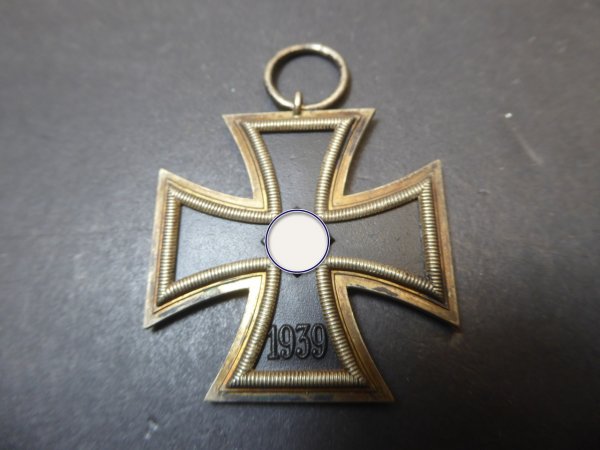 EK2 Iron Cross 2nd Class 1939 from the manufacturer 27 Maria Schenkl / Vienna on the assembly line