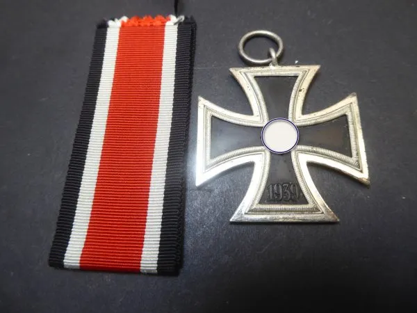 EK2 Iron Cross 2nd Class 1939 marked by the manufacturer Wächtler & Lange L55!! on the belt