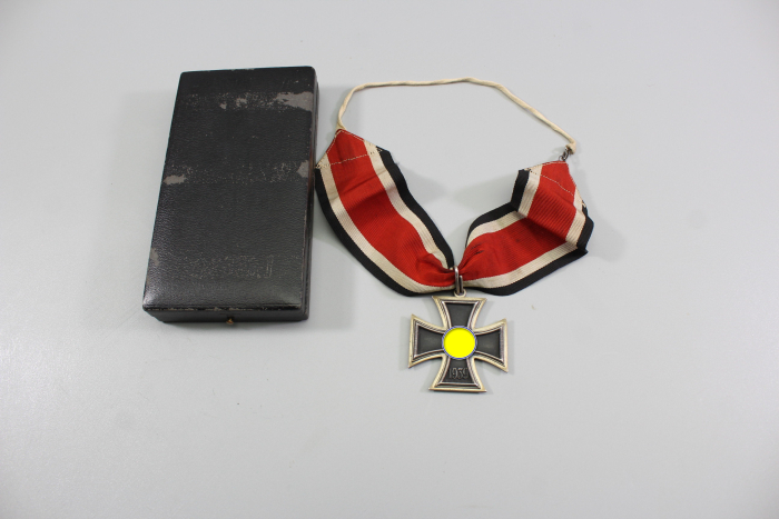 Ritterkreuz des Eisernen Kreuzes 1939 im Etui (L/12) als Kopie mit komplettem Band