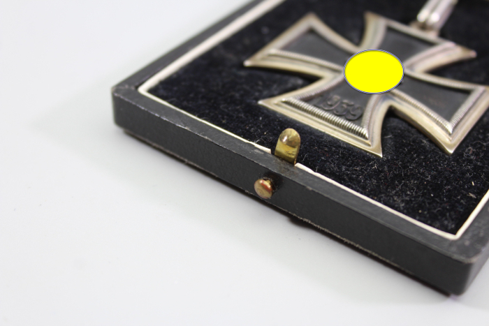 Ritterkreuz des Eisernen Kreuzes 1939 im Etui (L/12) als Kopie mit komplettem Band