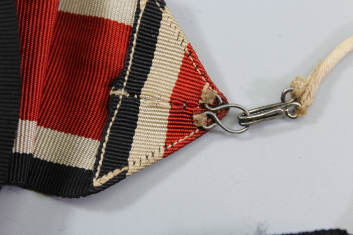 Ritterkreuz des Eisernen Kreuzes 1939 im Etui (L/12) als Kopie mit komplettem Band