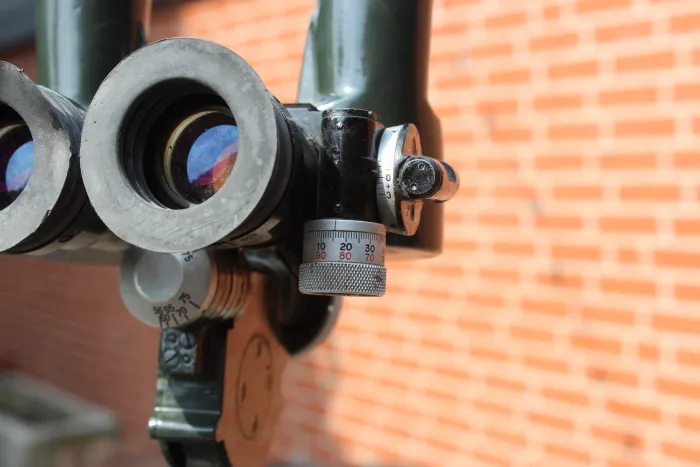 Frühes sowjetisches Scherenfernrohr ASzT 10x45 von 1956 – markiert und gestempelt
