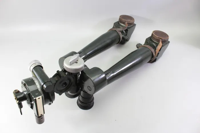 Frühes sowjetisches Scherenfernrohr ASzT 10x45 von 1956 – markiert und gestempelt