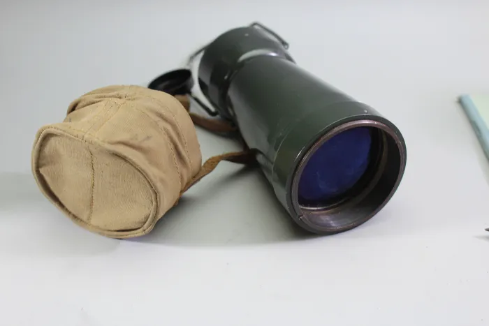 Frühes sowjetisches Scherenfernrohr ASzT 10x45 von 1956 – markiert und gestempelt