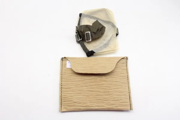 Wehrmacht Staubbrille in original Papptasche mit Seidenpapier