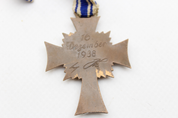 Mutterkreuz / Ehrenkreuz der Deutschen Mutter am Band, in Bronze, 3. Stufe, mit Verleihungstüte