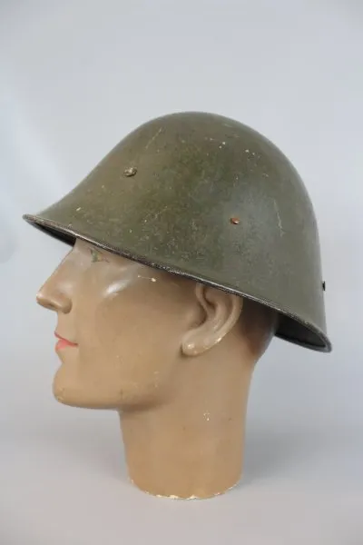 Stahlhelm Ausland, 6 umlaufende Nieten, Ohne Innenleben, Originallack