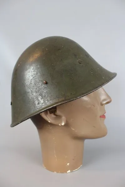 Stahlhelm Ausland, 6 umlaufende Nieten, Ohne Innenleben, Originallack