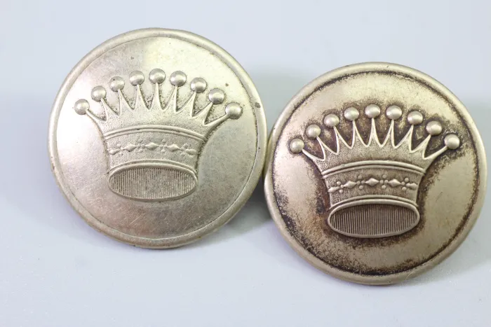 Original Metall Uniform Knopf französischer Jagdknopf um 1870 Bestand aus einer alten Uniformschneiderei, Preis pro Knopf