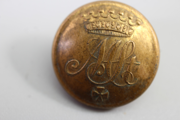 2x Uniformknopf/ Livreekopf mit Wappen