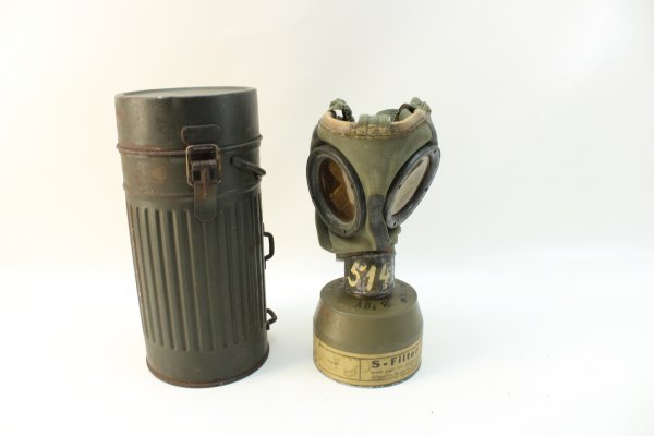 Gas mask can of the Wehrmacht with gas mask, spare glasses, gas mask stamped with date of manufacture, WaA stamp