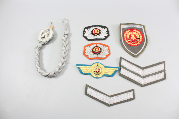 DDR NVA Konvolut Uniformteile und Uniformzubehör, General Mützenabzeichen