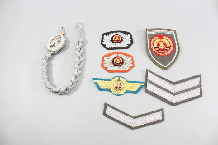 DDR NVA Konvolut Uniformteile und Uniformzubehör, General Mützenabzeichen