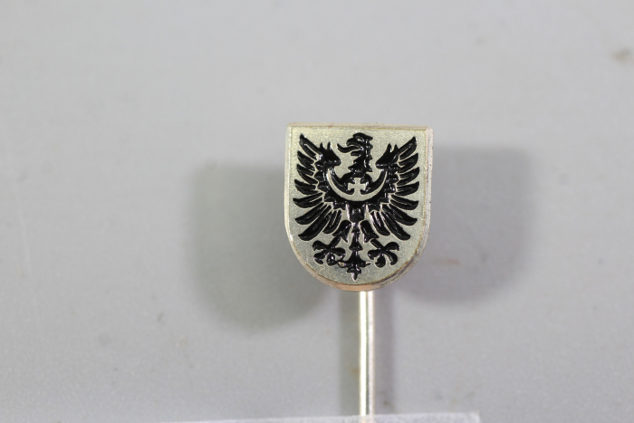 Anstecknadel der Kriegsmarine für das Linienschiff Schlesien mit Hersteller