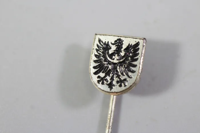Anstecknadel der Kriegsmarine für das Linienschiff Schlesien mit Hersteller
