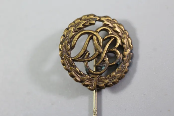 Miniatur DSB - Deutsches Jugend Sportabzeichen - in Bronze an Nadel im schönen Zustand