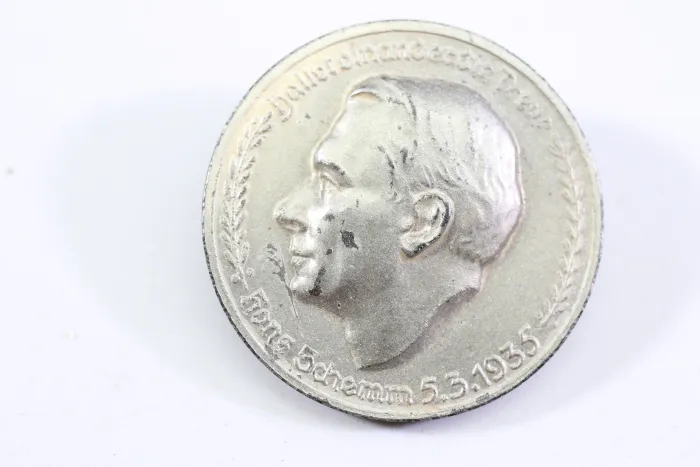 Gedenkplakette an Nadel Gauleiter Hans Schemm, umrahmt von der ​​​​​​​Inschrift "haltet einander die Treue"