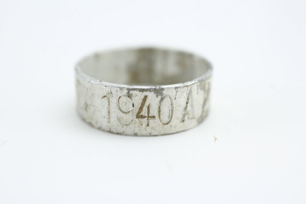 Ring aus Alu, mehrfach graviert mit  1940 AP2810 sowie IV FR RDKL, Durchmesser  18,3 mm