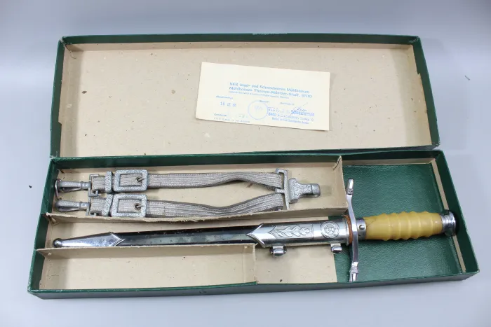 NVA DDR Offiziersdolch der Landstreitkräfte mit Garantieurkunde im Karton.