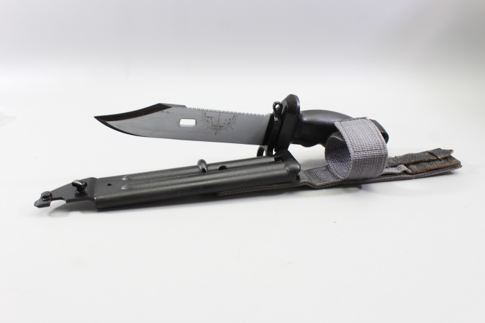 Kampfmesser 87 Überlebensmesser KM 87 der Nationalen Volksarmee mit kompl. Überlebenskapsel im Griff, original