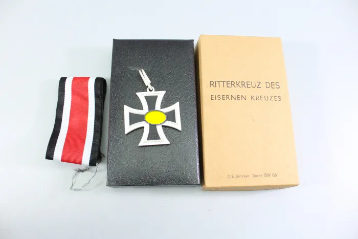 Ritterkreuz im Etui mit Karton . Gestempelt 800 und L/12 für C.E. Junker als Sammleranfertigung