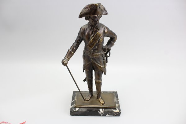 Bronze sculpture of Frederick the Great, Old Fritz, military trophy  Prussia: Frederick the Great bronze statue. Bronze, Frederick the Great in uniform with a walking stick on a plinth, with a marble base. total height approx. 26.5 cm. Condition: I-