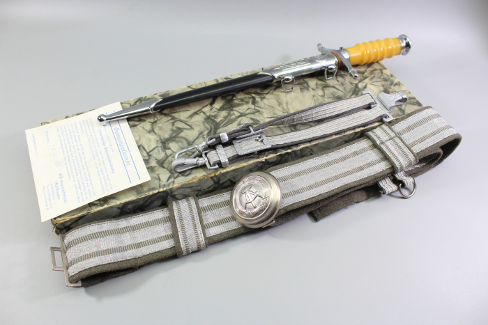 Originaler DDR, NVA Dolch für Offiziere der Landesstreitkräfte Mühlenhausen mit Gehänge im originalen Etui mit Urkunde