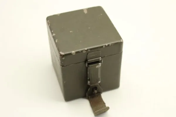 Wehrmacht Batteriekasten für Optikbeleuchtung ,Strichplattenbeleuchtung Scherenfernrohr und Entfernungsmesser EM, Hersteller fwq