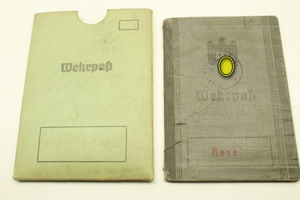 Wehrmacht  Wehrpass im originalem seltenen Wehrpass Pappschuber  mit Hersteller