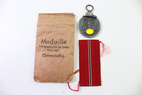 Ostmedaille - Winterschlacht im Osten am Band Hersteller 65, Klein und Quenzer mit Verleihungstüte