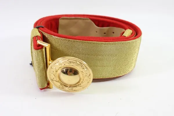 Feldbinde Gold Tresse auf rotem Tuch