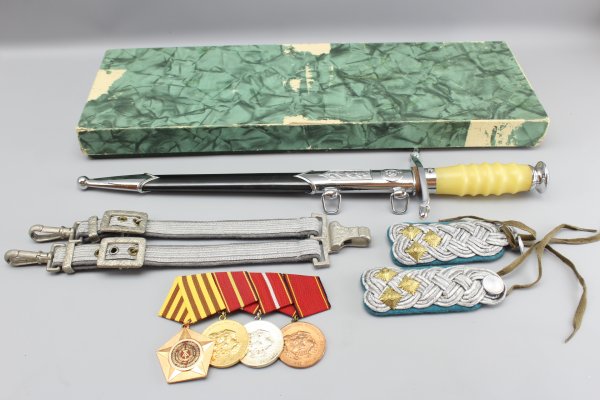 NVA officers' honor dagger, manufacturer Mühlenhausen with 3-hole hanger in a box with the same number