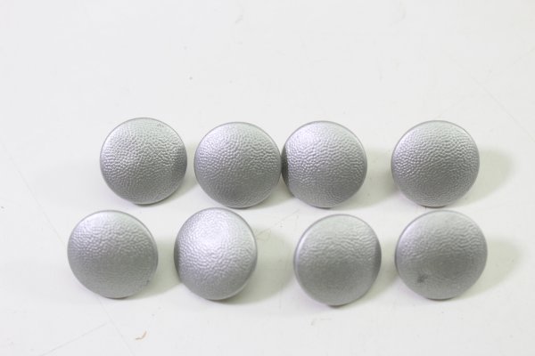 8 silver-colored buttons for uniform epaulettes, each 19 mm in diameter.
