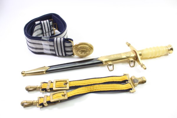 DDR NVA Offiziersdolch Volksmarine, Herst. Mühlenhausen. Mit Parade Feldbinde und Gehänge.