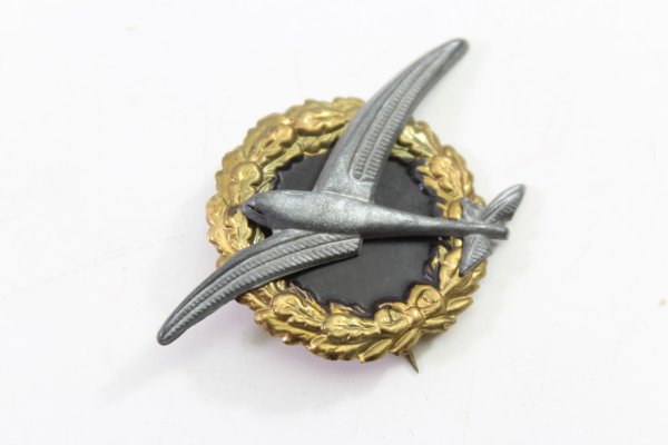 Golden glider pilot badge oval, held on the back with splints and pin for pinning